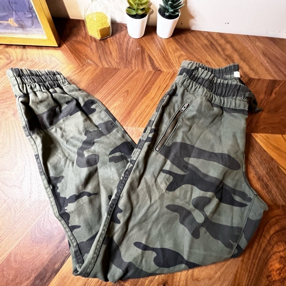 Aritzia TNA Alix camo joggers size XS